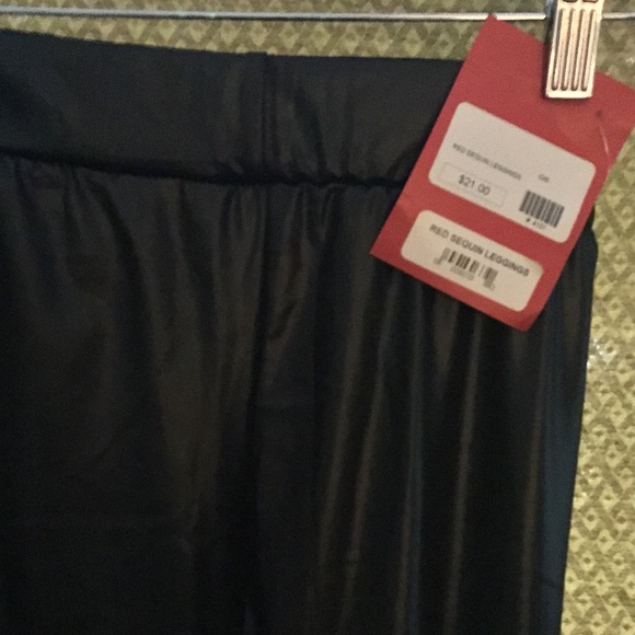 Red Square Sequin 👌🏼💋performance leggings❣️ - Picture 3 of 8